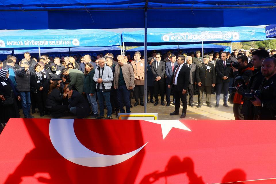 HELİKOPTER KAZASINDA HAYATINI KAYBEDEN 3 KİŞİ İÇİN TÖREN DÜZENLENDİ PİLOTLAR VE ATT PERSONELİ YAKINLARINI SAĞLIK ÇALIŞANLARI TESELLİ ETTİ