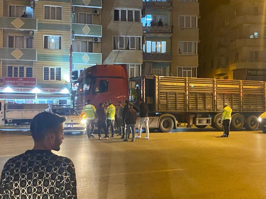 Çine’de TIR polis aracına çarptı