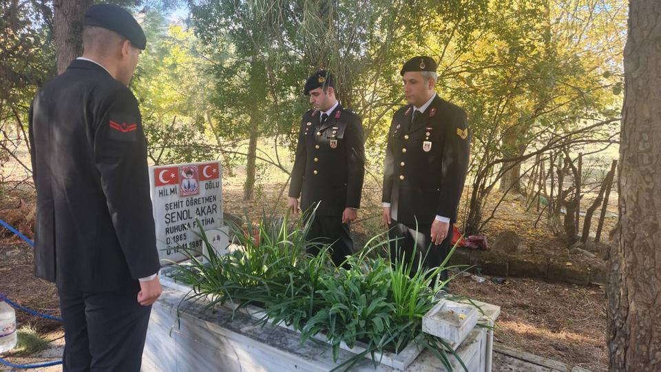 Karpuzlu'da ilk şehit öğretmen kabri başında anıldı